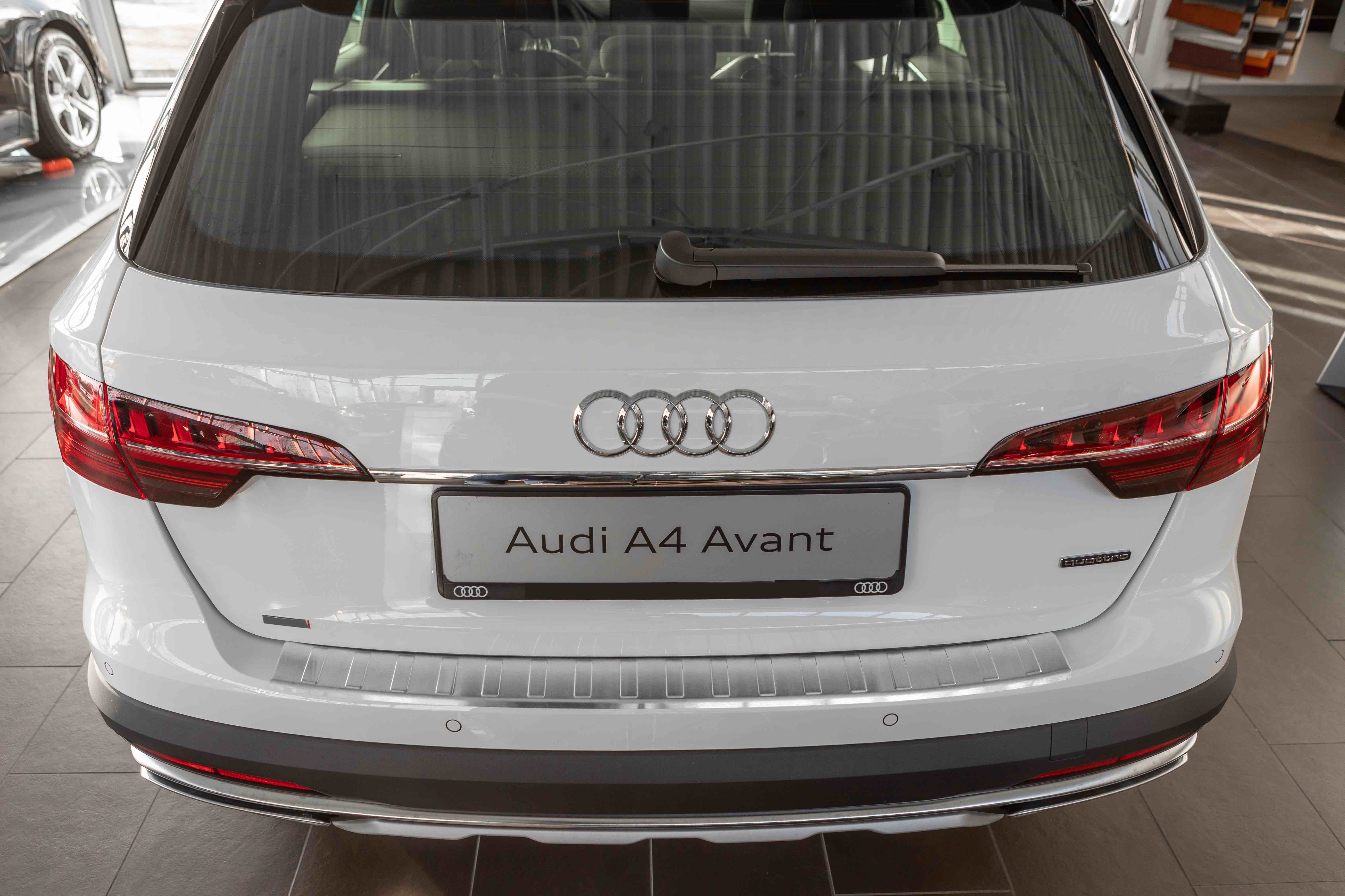 Audi | B9 ab A4 10.2015> (Kombi) BJ. mit Ladekantenschutz kompatibel Avant Abkantung Farbe mit Aroba Edelstahl passgenau Gebürstet Silber