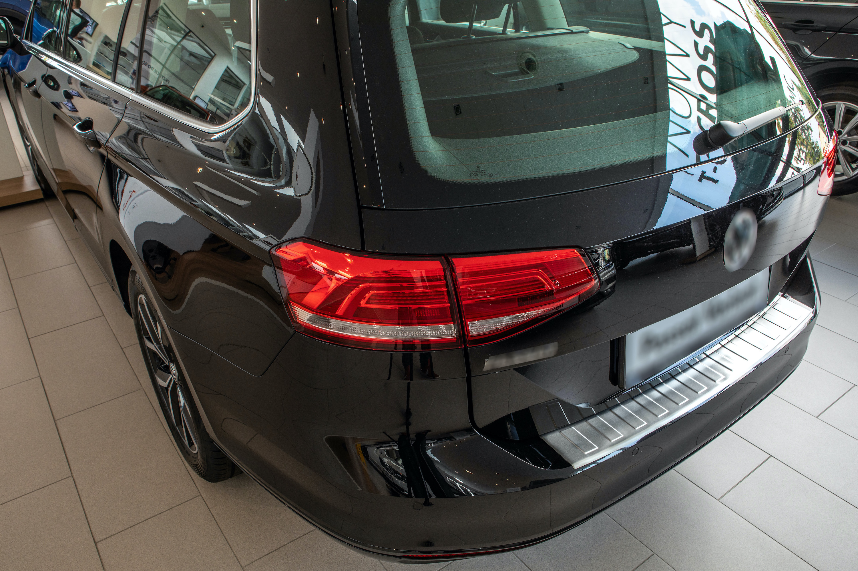 Edelstahl Gebürstet Ladekantenschutz Volkswagen mit VW ab mit 05.2019 Aroba kompatibel Alltrack Silber Abkantung Passat (Kombi) B8 auch | passgenau bis BJ. Variant für 11.2014 Farbe
