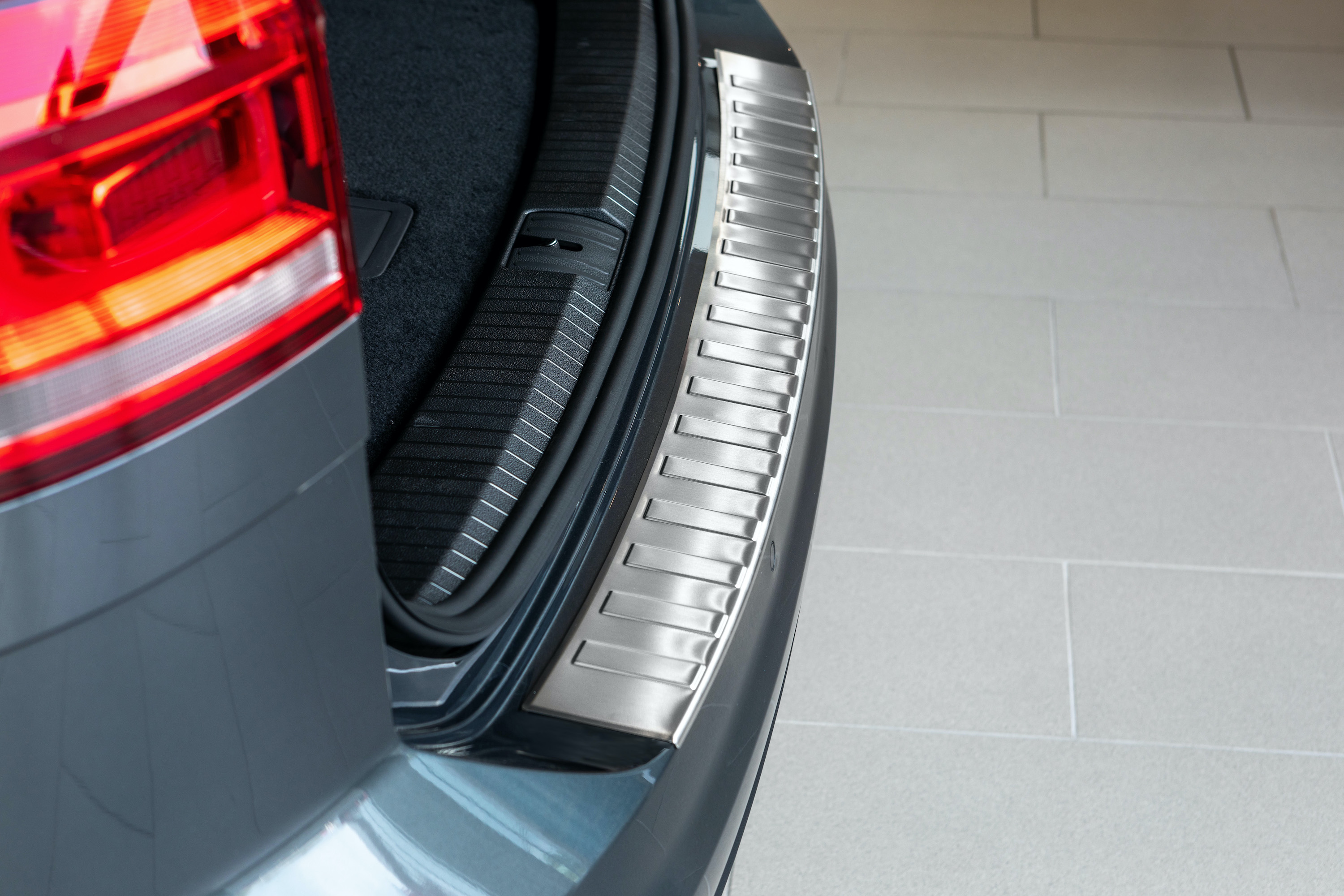 Edelstahl Gebürstet Ladekantenschutz kompatibel mit | 09.2015> ab Generation Aroba Farbe Typ Silber Volkswagen Abkantung mit passgenau (2. 5T) BJ. Touran