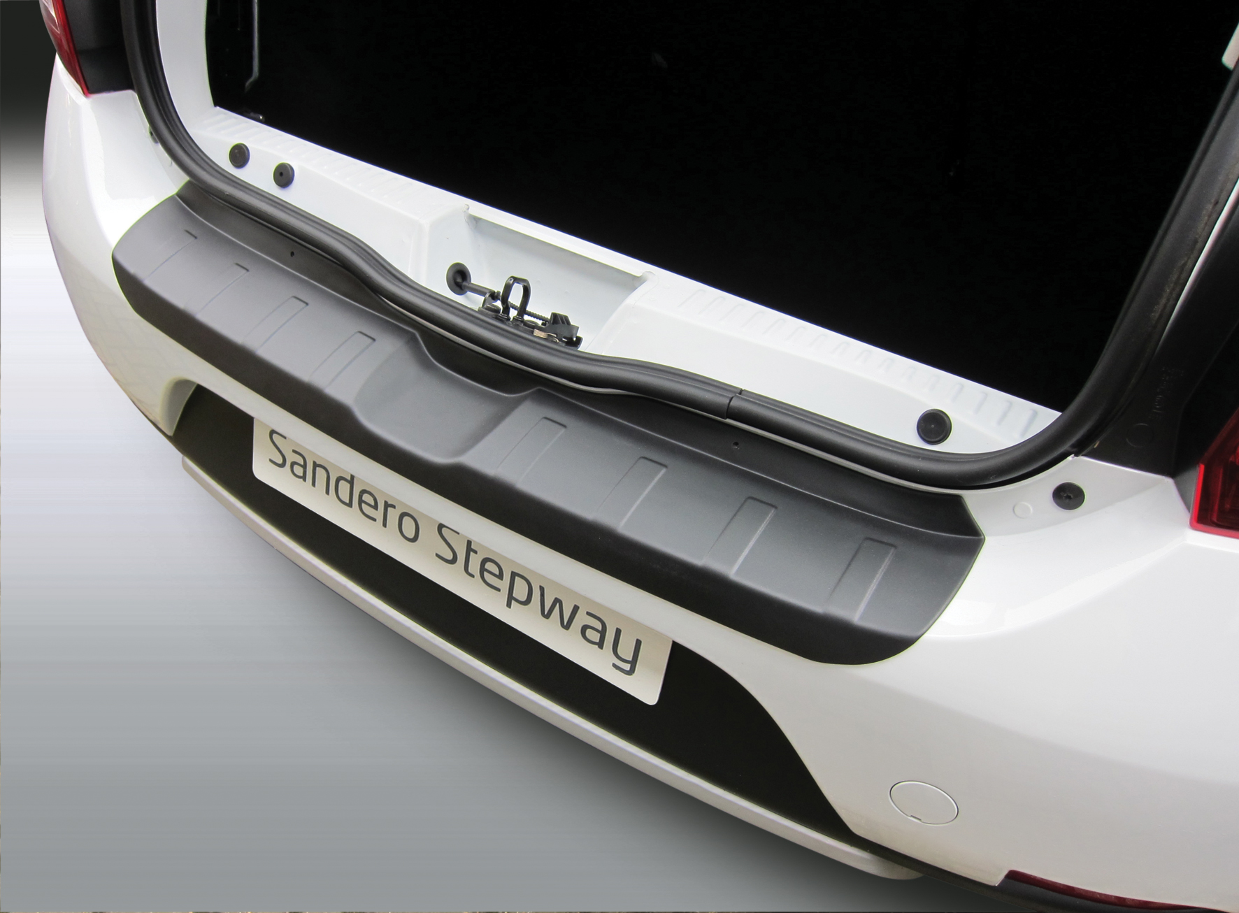Ladekantenschutz mit Abkantung passend für Dacia Sandero Stepway  2.Generation ab BJ. 12.2012> ABS Farbe schwarz